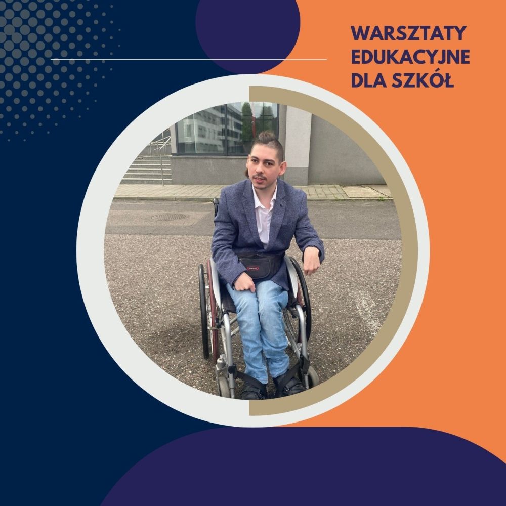 Plakat promujący warsztaty edukacyjne dla szkół zatytułowane 'Niepełnosprawność jest wśród nas'. Na plakacie widnieje mężczyzna na wózku inwalidzkim ubrany w elegancki garnitur. Tło plakatu jest w kolorach niebieskim, pomarańczowym i białym, a na nim znajdują się loga i nazwy organizatorów: Fundacja Postaw na Siebie, Fundacja Praktykologia oraz Centrum Psychologii i Psychoedukacji Libra. Na dole plakatu podano numer kontaktowy i adres e-mail.